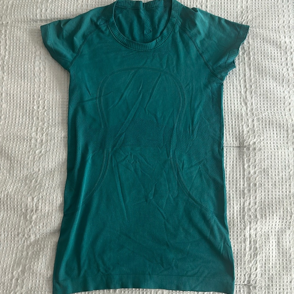 Swiftly tech short sleeve shirt hip length EUC